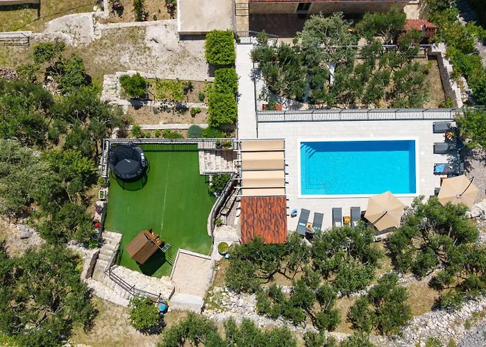 B2b With Heated Pool And Panoramic Sea Views