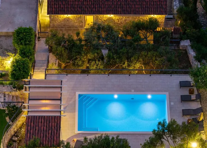 B2b With Heated Pool And Panoramic Sea Views *