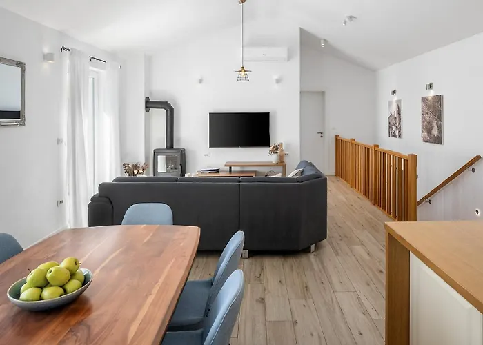 B2b With Heated Pool And Panoramic Sea Views *