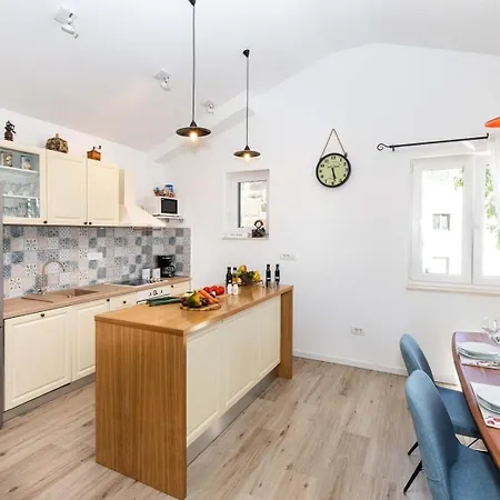 Villa B2b With Heated Pool And Panoramic Sea Views Omis