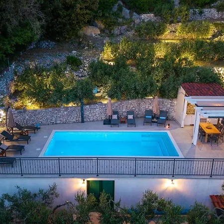 B2b With Heated Pool And Panoramic Sea Views