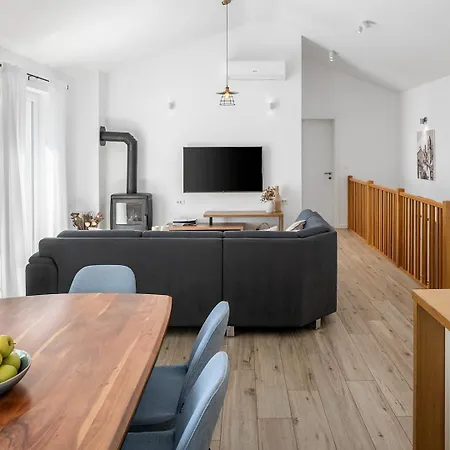 B2b With Heated Pool And Panoramic Sea Views *